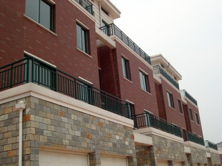 鐵藝護(hù)欄、鋅鋼護(hù)欄與組裝圍欄三者差距