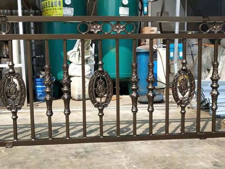 鋅鋼陽臺護(hù)欄有七大特色選擇它不會錯(cuò)