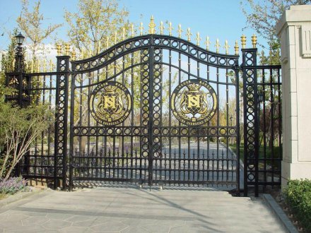 在定制鐵藝大門的時(shí)候應(yīng)該關(guān)注哪幾個(gè)方面